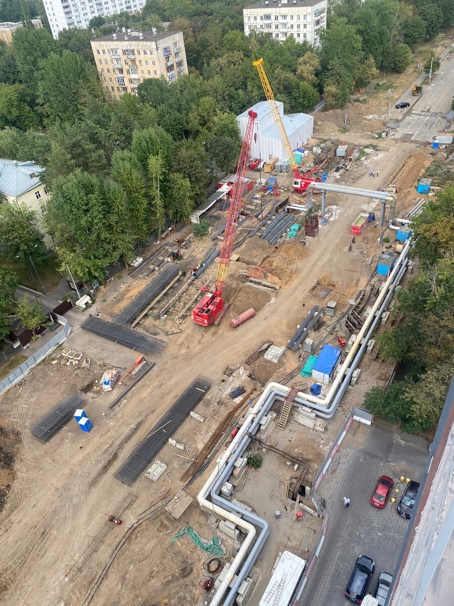 📷 2: Здесь разместится котлован монтажной камеры ТПМК "Лилия" большого диаметра (10 м) для проходки тоннеля в сторону станции «Живописная» («Серебряный бор»). Продолжаются вялотекущие работы по устройству стены в грунте (ограждению котлована переходной камеры), что перечёркивает все планы начать до конца года проходку тоннеля до «Серебряного бора» («Живописной») с помощью ТПМК "Лилия", пока хранящегося во Мнёвниковской пойме.