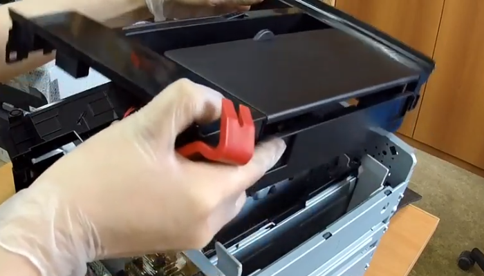 Фото 43. Расположение одного винта, крепящего заднюю крышку