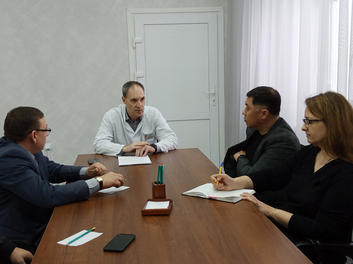 После  того, как были осмотрены все этажи взрослой поликлиники все участники экскурсии вернулись в кабинет  руководителя учреждения