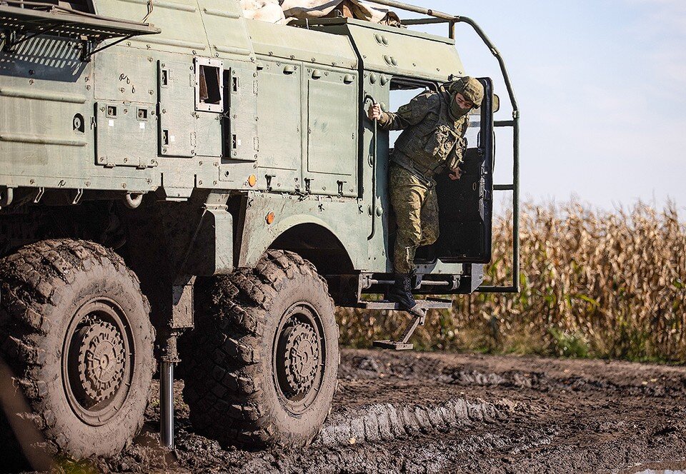     Военнослужащий расчета ОТРК "Искандер-М" в зоне проведения специальной военной операции. Фото: Станислав Красильников/ТАСС