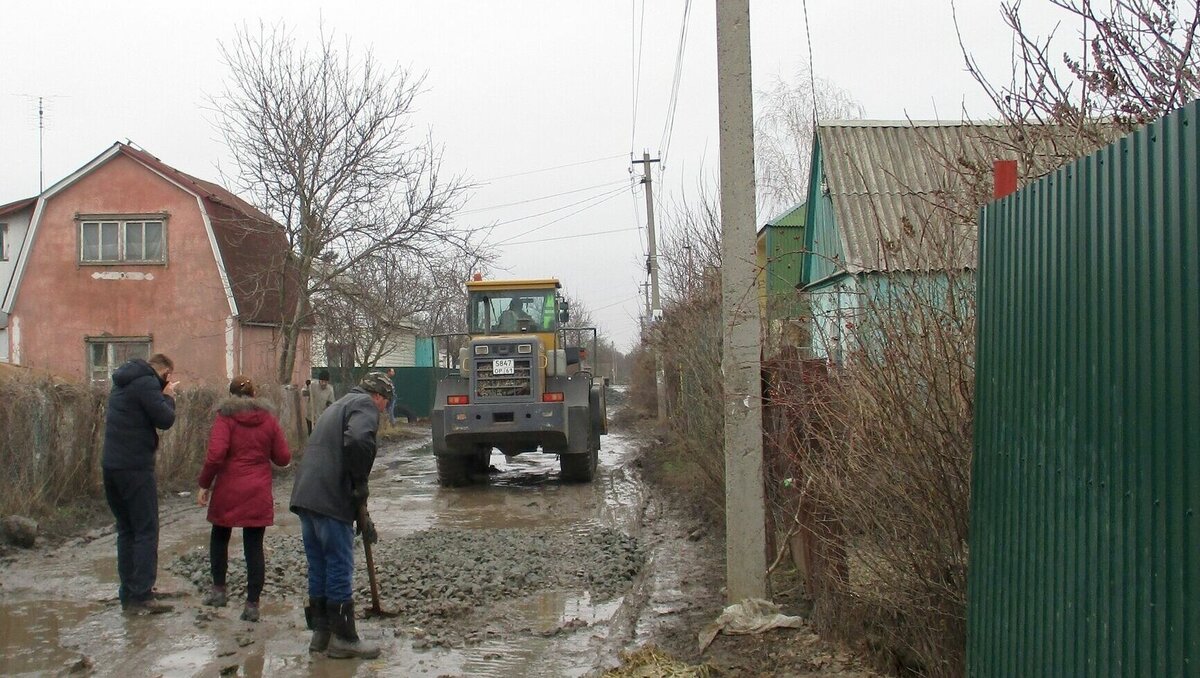     Жители Азова жаловались на превратившиеся в «болото» дороги города после проведенной газификации, мэрия города рассказала RostovGazeta о причинах и разрешении ситуации.