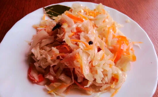 Капуста дзен. Капуста дзен. 100 грамм тушеной капусты. Капуста дзен. Блюдо из капусты и 2 яиц.