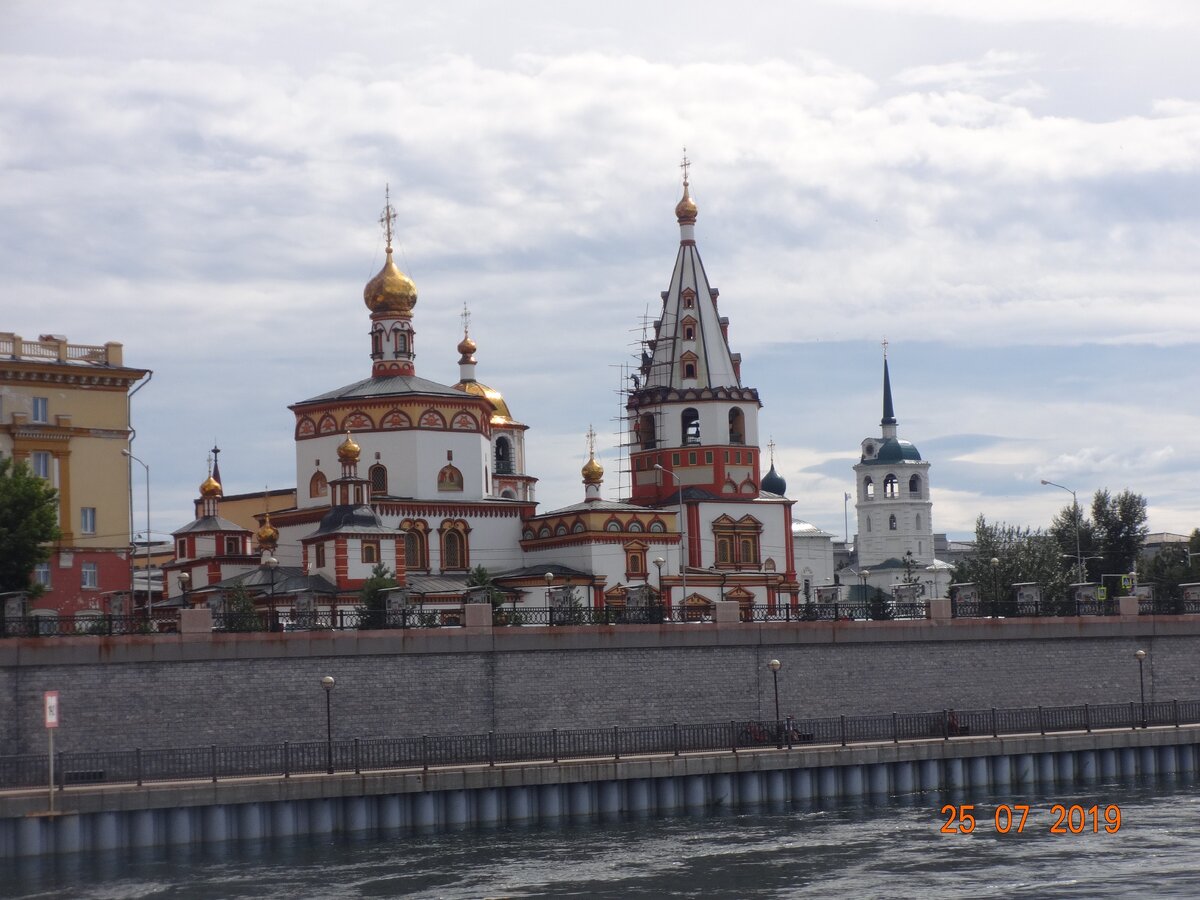 И прекрасные набережные, растянувшиеся на километры, идеальное место для прогулок людей.