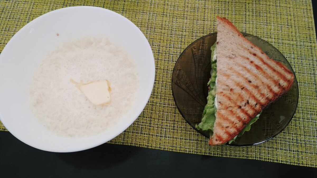 Рисовая каша и сэндвич