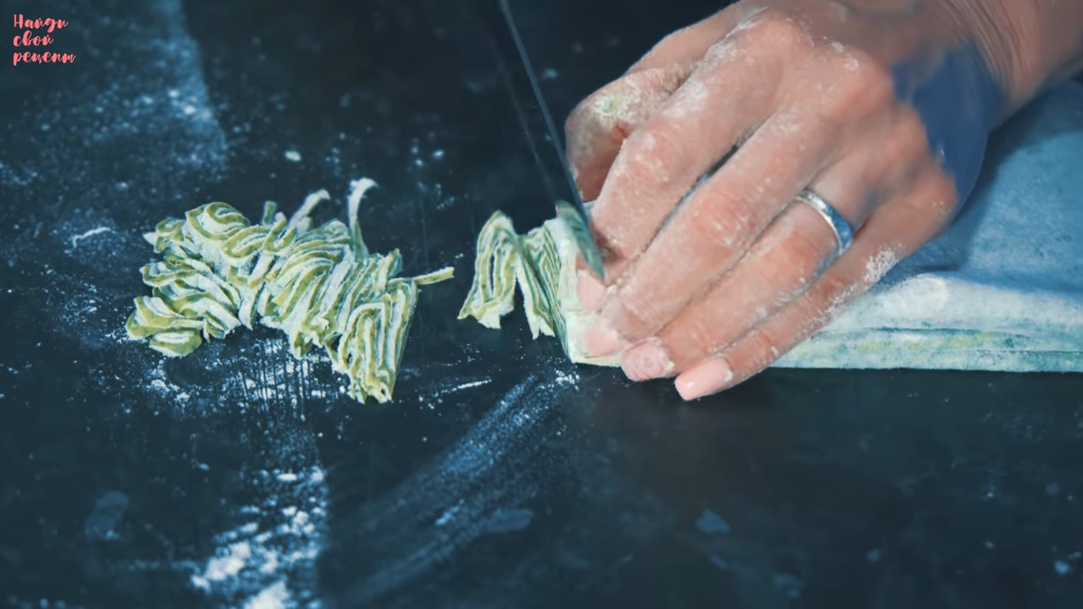 «Изумрудная» домашняя лапша – рецепт уникального теста со шпинатом!