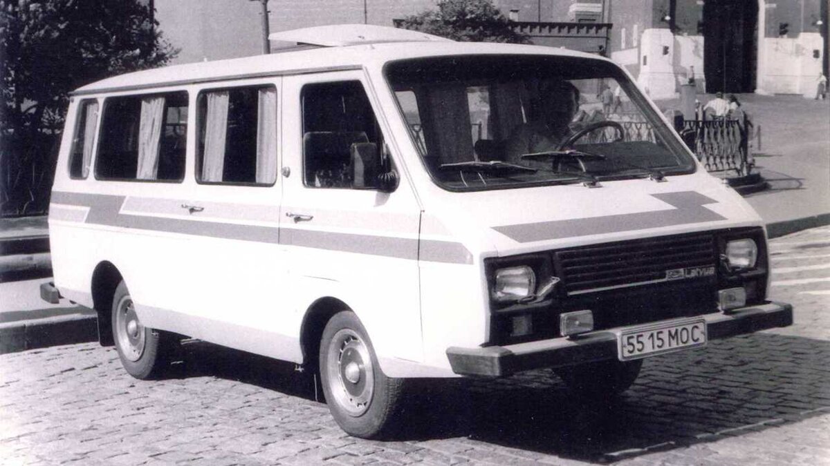 Номер МОС (стандарта 1980 года) мог стоять не только на легковом автомобиле, но даже на автобусе, приписанном к соответствующему ведомству, в данном случае – на РАФ-22038.