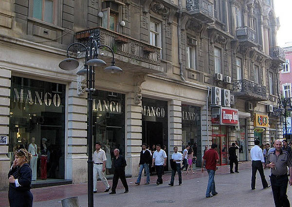 Сегодня, некогда большой гастроном, разделен на несколько магазинов. Но если бакинцы назначают рядом встречу, то говорят "возле магазина Шахновича".