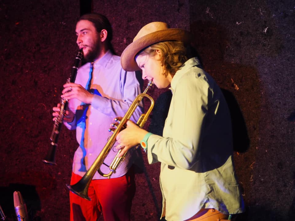 Джаз-бэнд Moonberry Jam проведет онлайн-концерт в поддержку Центра лечебной педагогики «Особое детство».  В репертуаре коллектива - оригинальные аранжировки джазовых и блюзовых стандартов.