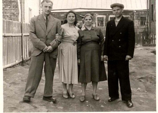 Мужчины носили двубортные и однобортные костюмы полуприлегающей классической формы, широкие брюки (ширина 30-35 см) со складками у талии и манжетами внизу, сшитыми из однотонной ткани или ткани в полоску. Костюм дополнялся галстуками, как правилоОчень распространены были кепки, их носили и с костюмами, и с плащами, и с зимними пальто. Чуть позже в обиход стали входить шляпы с полями, со временем, ставшие необходимым дополнением гардероба каждого элегантного советского мужчины. А потом и вовсе возникает мода ходить без головного убора. Зимой многие носили меховые шапки из каракуля и цигейки. 