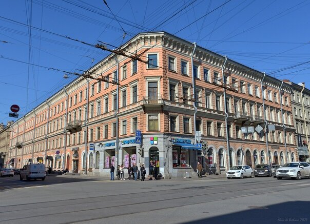 Дом стоит и функционирует по сей день, спустя почти два века. 