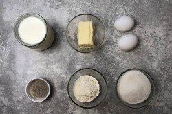 ШАГ 1:
Подготовьте продукты для приготовления крема. Молоко можете брать любой жирности, это не принципиально. Яйца я взяла отборной категории. Количество сахара варьируется по вкусу - от 150 до 200 грамм. Я взяла среднее значение - 170 граммов. Ванильный сахар у меня с натуральной ванилью, поэтому он такой черный, и в креме видны черные вкрапления. Если же есть только ванилин - не беда, положите небольшое количество, на кончике ножа, так как он очень насыщенный.
