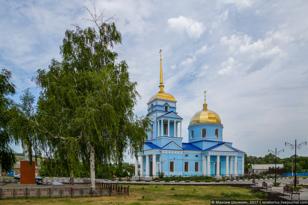 2. Территория вокруг храма благоустраивается, установили лавочки, фонари пока ещё не повесили.