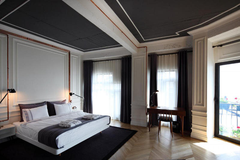 черный потолок в интерьере