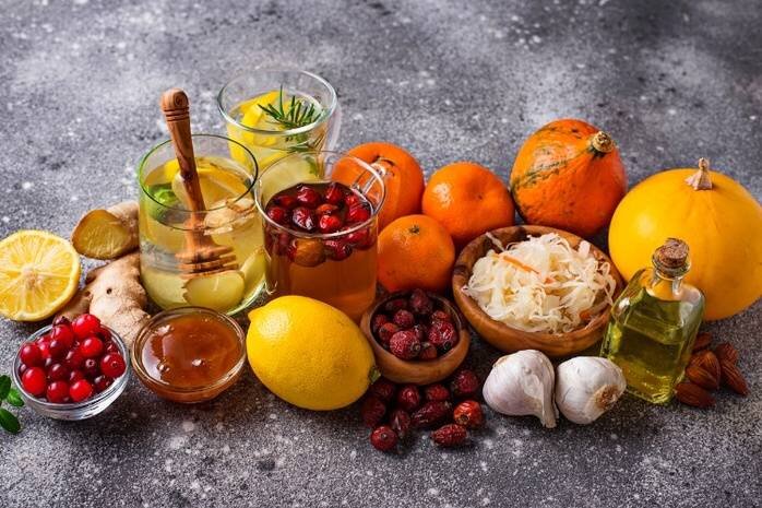 Рецепты для иммунитета Продукты, богатые селеном, способствуют образованию антивирусных клеток в крови, помогают укрепить иммунитет. В число продуктов, богатых селеном, входят кроме зерновых продуктов, чеснока и апельсин, морская рыба и морепродукты, грибы, свекла и морковь. Отличный рецепт: стакан яблочно-морковно-свекольного сока (соотношение 2:2:1) с ложкой растительного масла утром. Очень полезен и такой микс: яблочный и томатный сок по 0,5 стакана, хорошенько смешать и добавить 3-4 ст. л. сока свеклы и 1 ст.л. лимонного сока.