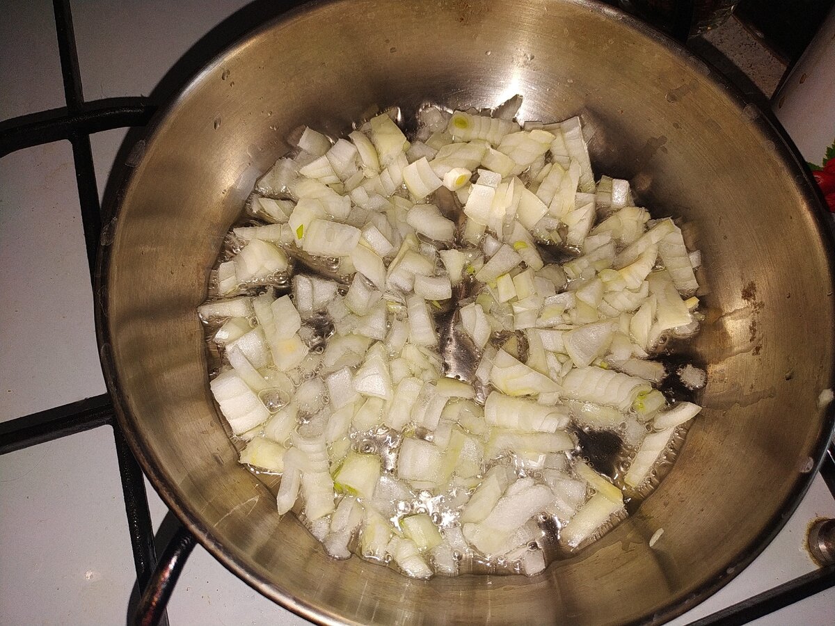 Лук жарим на сковороде 