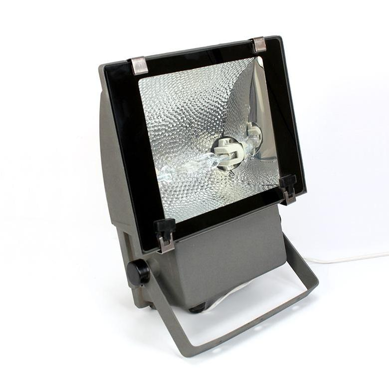 Металлогалогенная лампа на 150 ватт с цоколем Rx7s в прожекторе