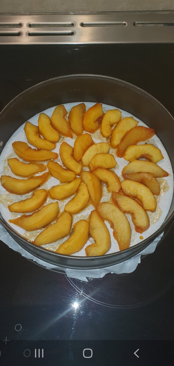 Выкладываем веером карамелизованные яблоки и груши в форму