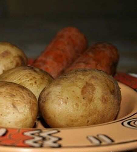     Картофель и морковь нужно помыть, поместить в кипящую соленую воду прямо в кожуре и варить 15 – 20 минут до мягкого состояния овощей (готовность проверяйте вилкой). Яйца сполосните, положите во вторую кастрюльку с водой и варите 8 – 12 минут, потом поместите кастрюлю с яйцами в раковину, остудите их холодной водой.   