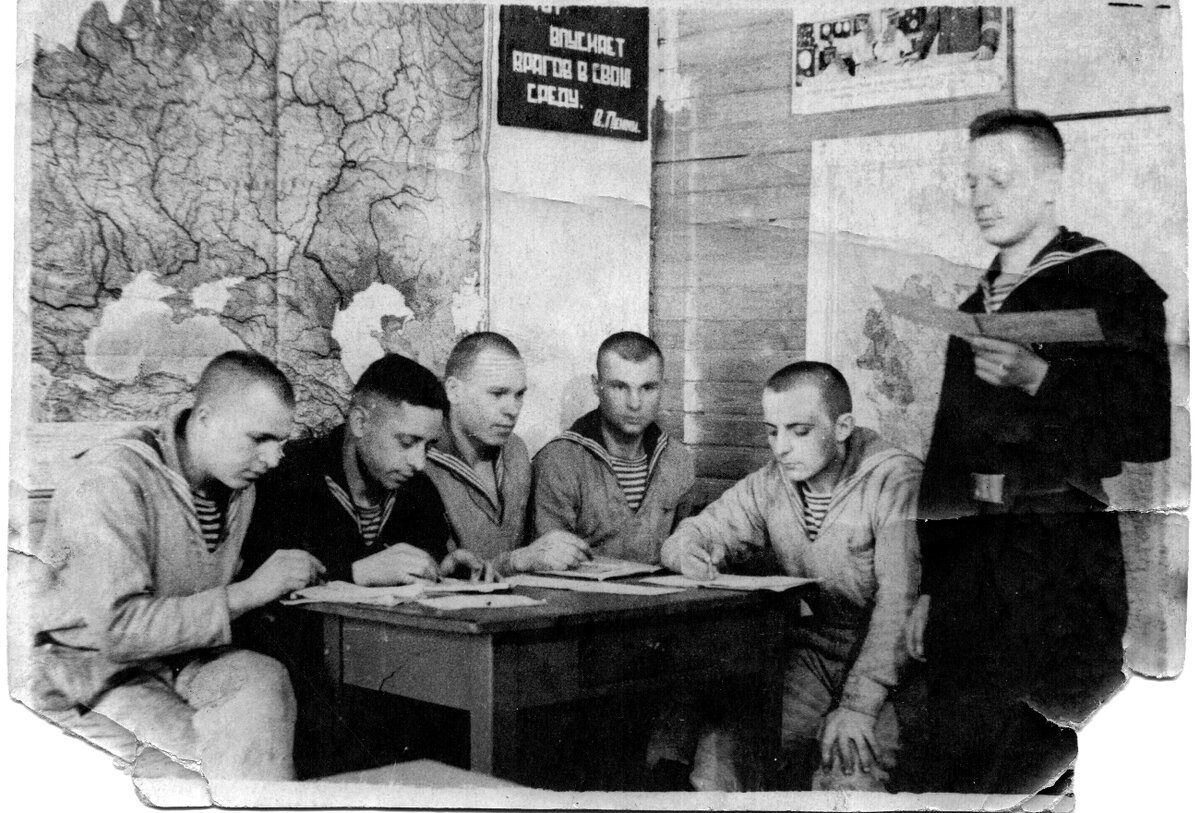 В конце мая 1941 года меня направили в Объединенную школу Черноморского флота в городе Севастополе учиться на командира катера. Здесь и застала меня война. 
22июня в 3 часа 20 минут немцы начали бомбить Севастополь. А в 8 часов утра нам объявили о начале войны с фашистской Германией.

В июле я был направлен командиром отделения рулевых Сталинградского полуэкипажа Волжской военной флотилии. До ноября шло формирование новой флотилии, которая стала называться Онежской военной флотилией. Мы были переправлены на Онежское озеро и стали принимать участие в боевых действиях против фашистов. Наш катер оказывал поддержку боевым кораблям, высаживал десант, производил разведку

В боях мы несли потери. Гибли боевые товарищи, техника приходила в негодность.
