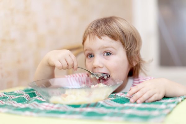 https://st2.depositphotos.com/1000572/6430/i/950/depositphotos_64303715-stock-photo-child-eats-with-spoon.jpg