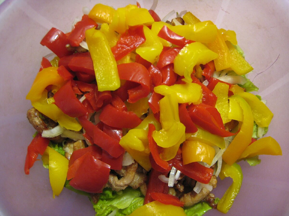 Праздничный салат с говядиной и овощами без майонеза