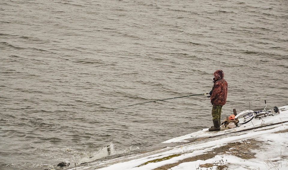 https://pixabay.com/photos/fishing-man-river-rod-volga-snow-598511/М