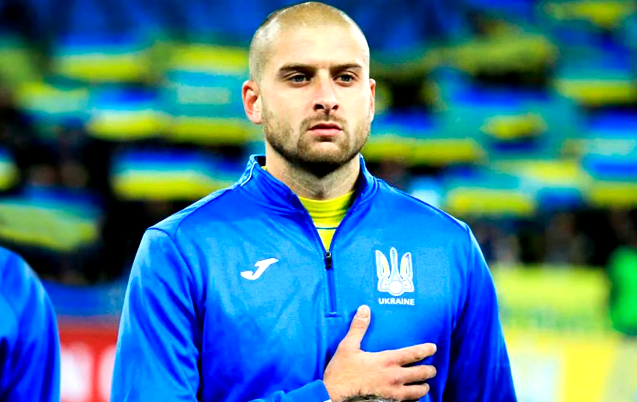 "Поёт" гимн в сборной Украины 