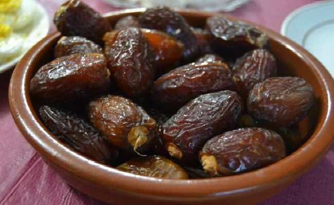 финики, молоко за кадром