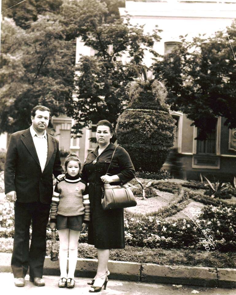 Мой папа был ресторатором. 
Ресторан "Алгети" был очень знаменит и популярен. Отдельно стоящее здание на берегу реки привлекало как всех проезжающих мимо людей,так и партийных сотрудников.
Банкеты, закрытые мероприятия, дни рождения, обрезания - в ресторане постоянно бурлила жизнь.
Папа очень любил свою работу, лично контролировал всегда качество продуктов, еды, меню.

😍А как любила я ездить к нему на работу!
Вообще это было не принято- брать на работу детей, тем более девочку, но папа не мог устоять перед моей просьбой и периодически маленькая девочка по имени Эля появлялась в ресторане)

👀Я завороженно наблюдала за магией приготовления разных блюд на кухне, шеф повар дядя Алик бойко раздавал всем задания:
- Так, Ариф джан, ну - ка быстро разделай курочку и понежнее, я ножки фаршировать буду, а из грудки сделаю сациви - пальчики оближешь
И пел..Разные песни. При этом ловко и аккуратно орудуя большим ножом.

Каждое утро в 6 часов мой папа принимал продукты лично сам.
При ресторане было небольшое хозяйство - баранов и кур разделывали тут же, к изготовителям молочных продуктов папа ездил по 2 раза в неделю причем внезапно с проверками, фрукты и овощи отбирал собственноручно, масло использовалось только сливочное и топленое.
Вино и чачу мы делали сами.

Дети повторяют родителей и это правда.

Позже и у меня был свой клубный ресторан в Баку, но об этом я расскажу в другой раз.
Мой покойный брат также работал в ресторанах высокого класса в Москве.

Папа и мама - рестораторы.

Дома всегда витали запахи свежеприготовленной еды и выпечки.
У нас была русская печь и тандыр, всегда свежайшее мясо и другие продукты. На каждый прием пищи готовилось несколько блюд на разные вкусы, а сами завтраки, обеды и ужины непременно были со всей семье за столом.

Поэтому я так много и с удовольствием говорю о еде.
И все больше и больше хочу рассказывать об этом вам.

Я наполнена знаниями и желанием сделать как можно больше людей счастливыми и здоровыми.

Получать от жизни радость - я знаю как. 

А вы?