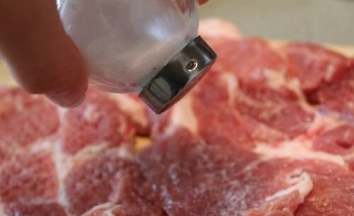     Кусок свинины тщательно моем в воде, после чего немного обсушиваем чистым полотенцем или салфеткой.       Острым ножом нарезаем на порционные ломтики, толщина которых не должна превышать 2-х сантиметров. Оптимально, если кусочек будет около сантиметра толщиной.       Далее отбиваем куски с обеих сторон специальным молоточком с мелкой сеткой. Для того, чтобы сок мяса не забрызгал вашу кухню, мясо предварительно можно накрыть чистым пакетом или пищевой пленкой.       Далее натираем ломтики солью и перцем и вновь немного отбиваем, чтобы приправы впитались в мякоть.   