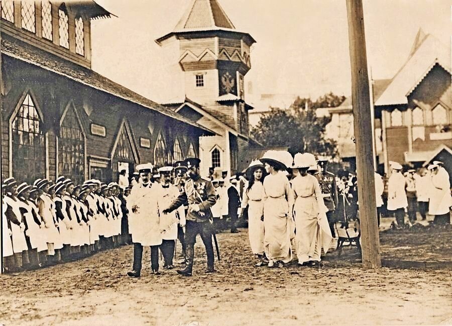 Кострома. 1913 годъ. Императоръ съ супругою и дочерьми посещаетъ Губернскую земскую выставку, что была нарочно устроена въ граде въ честь визита Императора.