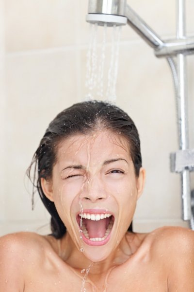 https://st.depositphotos.com/2069323/2156/i/950/depositphotos_21565251-stock-photo-cold-shower-woman.jpg