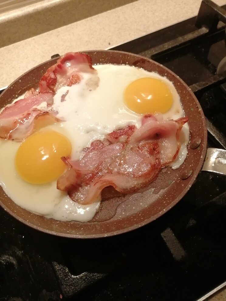 Яичница из 2 яиц калорийность на масле. Яичница с беконом. Завтрак с беконом и яйцами. Яичница с беконом подача. Вкусная яичница с беконом.