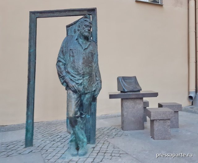 памятника на улице Рубинштейна в Санкт-Петербурге