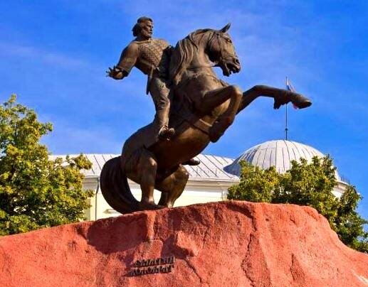 Средневековых изображений Евпатия Коловрата не сохранилось. Зато на родине героя – в Рязанской области на сегодняшний день в его честь установлены сразу три памятника – в Рязани (верхнее фото), посёлке Шилово(среднее фото) и деревне Фролово (нижнее фото)