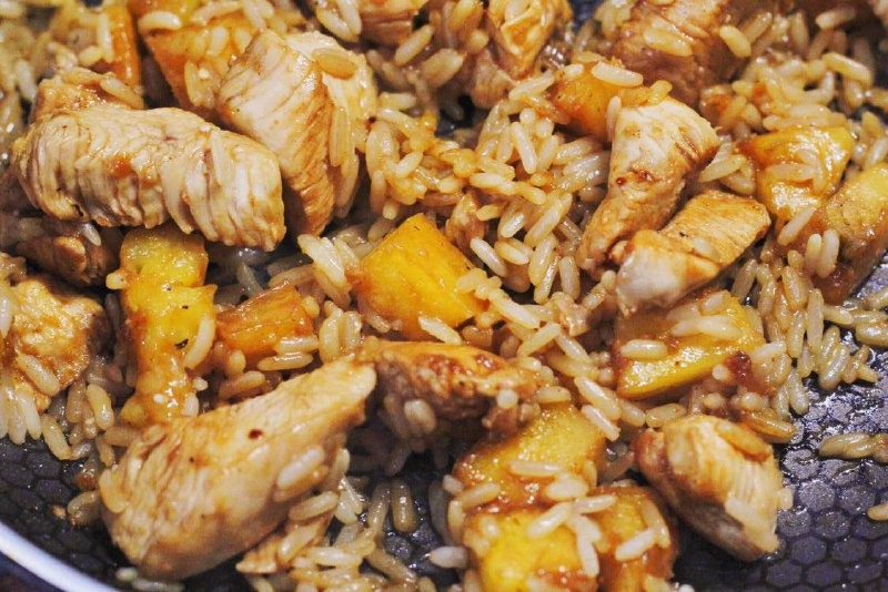Ананас курица рецепт простой. Рис с курицей и ананасами. Рис с курицей и ананасами на сковороде. Рис с ананасом по-тайски с курицей. Куриное филе с ананасами и кукурузой на сковороде