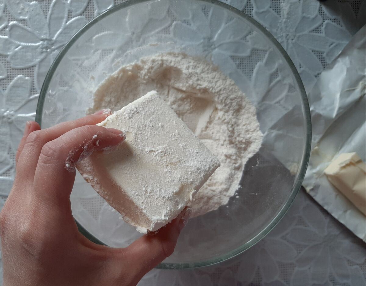 лучше обваляйте масло в муке