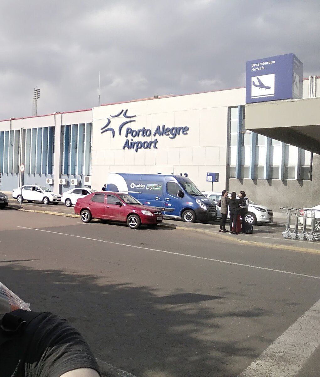 Аэропорт, моя рука и рюкзак в пищевой плёнке