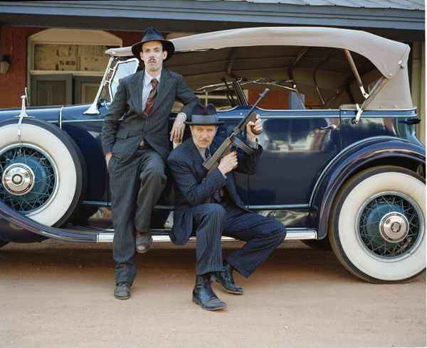 Автомобиль документы не спрашивает. Его главная задача - ехать, не возражая людям в полосатых костюмах, при галстуках и в шляпах, укладывающих в багажник автоматы Thompson