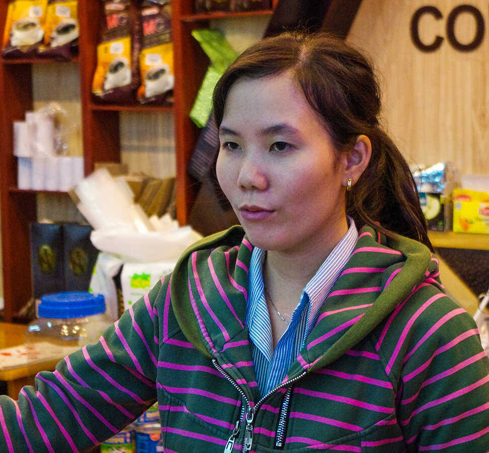 Косметики, кажется, вообще нет, но кожа чистая. Волосы, правда, при ближайшем рассмотрении оставляют желать лучшего. Впрочем, это, кажется, не совсем"чистая" вьетнамка, такое ощущение, что тут примесь китайской внешности, пусть и незначительная. Изображение из открытых источников.