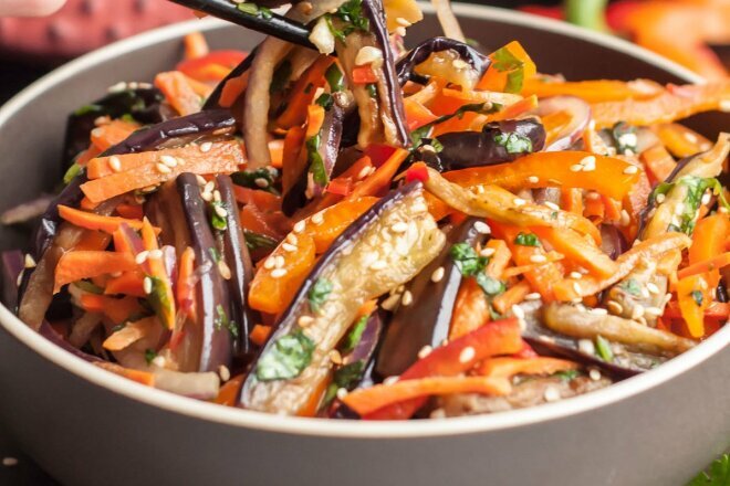 «Хе» из обжаренных баклажанов с болгарским перцем