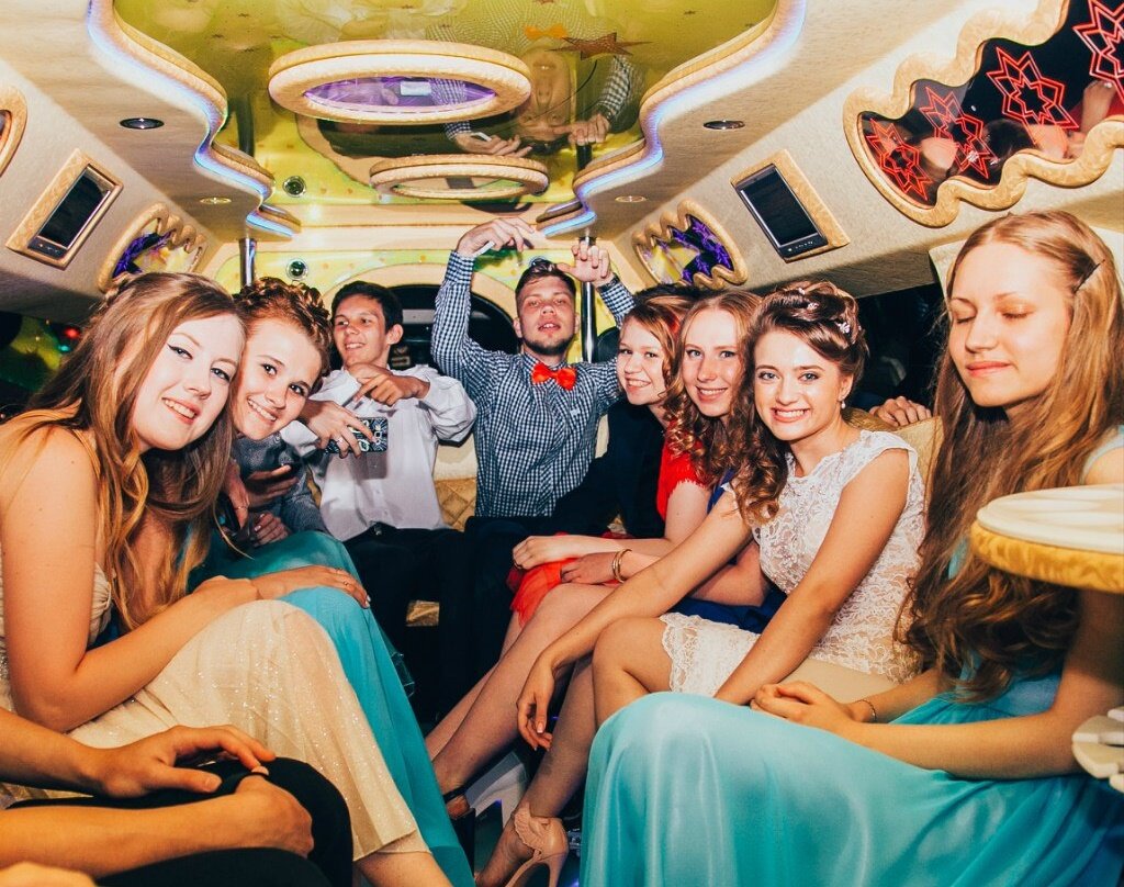 Фото из личного архива. Выпускники передвигались на лимузине