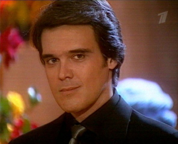 если пролистаете галерею - сможете увидеть фотографии Далтона разных лет и разных образов)