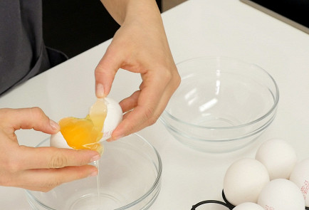 1. Отделить яичные желтки от белков.