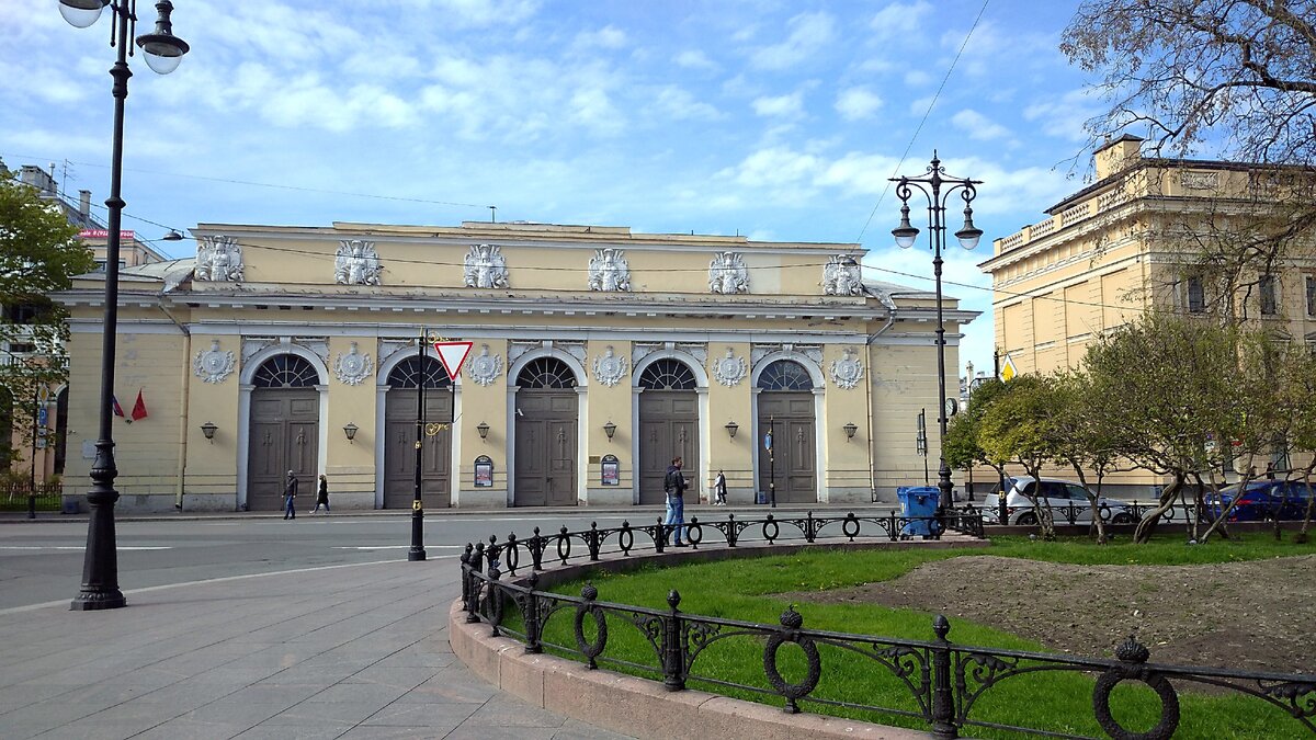 Манежная площадь спб. Михайловский манеж в Санкт-Петербурге. Зимний стадион Санкт-Петербург на Манежной площади. Михайловский манеж зимний стадион. Манежная площадь 2 зимний стадион Санкт-Петербург.