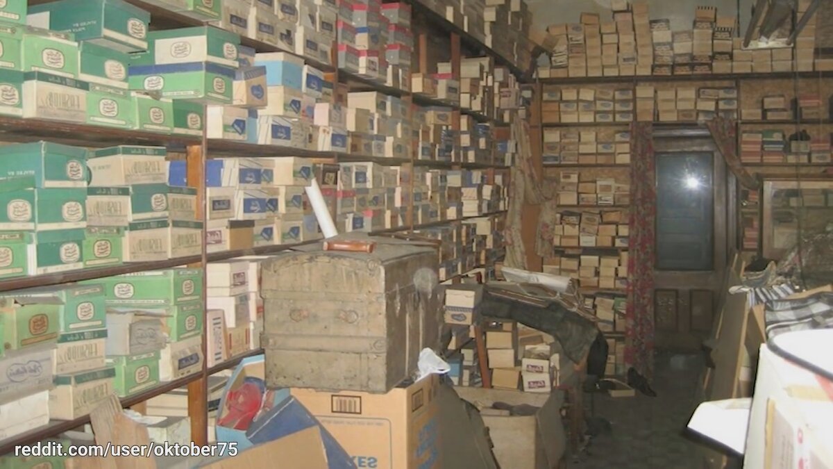 Полки со старинной обувью расположены по всему периметру дома