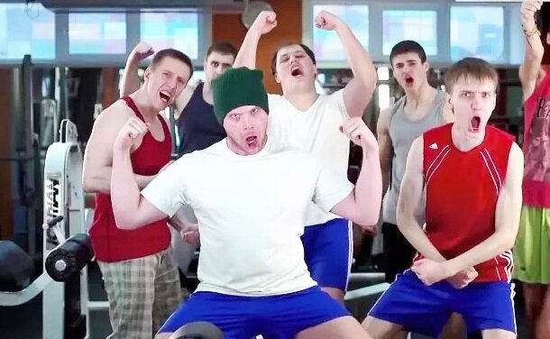 Тренажерный зал в наши дни походит на место сборища слепых и глухих лунатиков