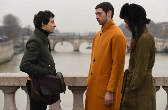 Пальто Kenzo, бисексуальные друзья и Париж — обязательный набор мигранта.