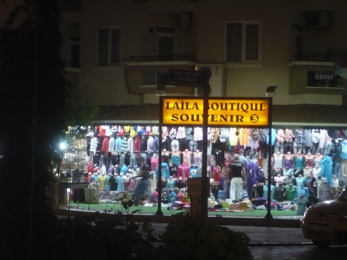 Такие магазинчик в Турции стоят буквально на каждом шагу