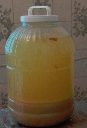 Брага с фруктовой подкормкой через 30 минут после добавления бентонита.